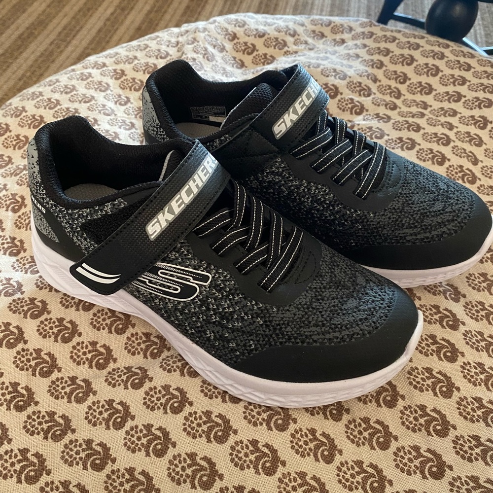 Kids Skechers Black and White Sneakers with Modern Athletic Style